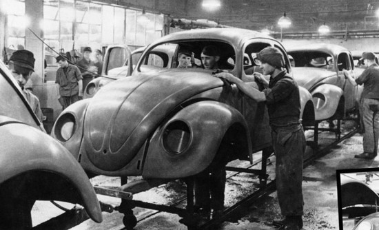 1945_VW_Beetle_Assembly_Line_B_W.jpg