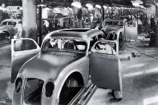 1934_Chrysler_Airflow_Assembly_Line_Highland_Park_BW.JPG