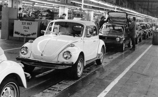 1978_VW_Cabriolets_on_the_Karmann_Assembly_Line_B_W.jpg